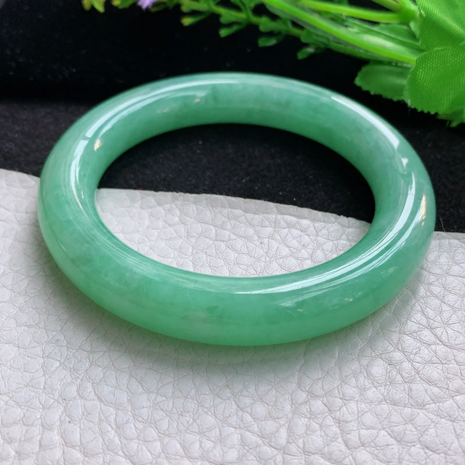 nr自然光56*11.3美人镯 翡翠a货玉手镯满绿高雅圆条玉手环