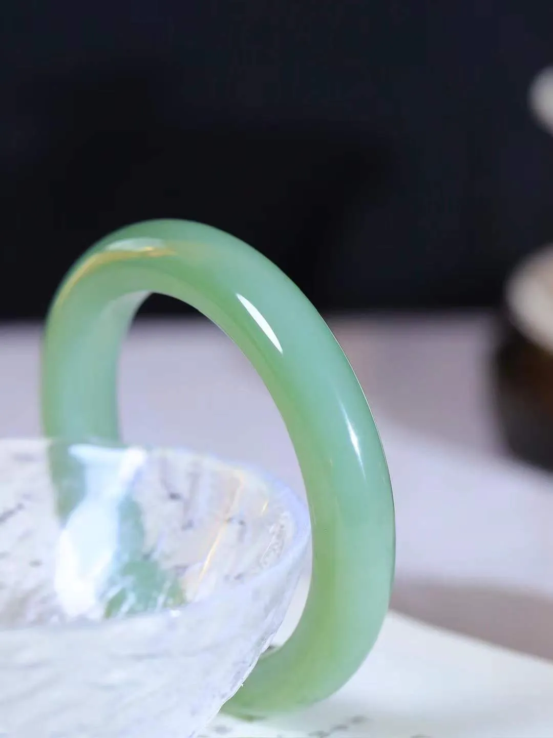 【悠悠芳华.镯】

收藏传家级臻品和田玉碧玉微猫眼手镯 玉质温润 青葱岁月，尽收腕中，婉转流畅，凝岁月悠长。盈一眸恬淡，挽一抹绿意。重60.8克 内径56mm尺寸11.9-9.7mm   86120655A