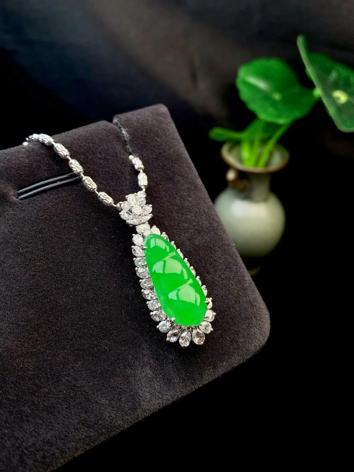 【冰种满绿福豆吊坠】种地上乘，冰感十足，通透起光，饱满圆润，18k金钻镶嵌，裸石尺寸20.1*9*3