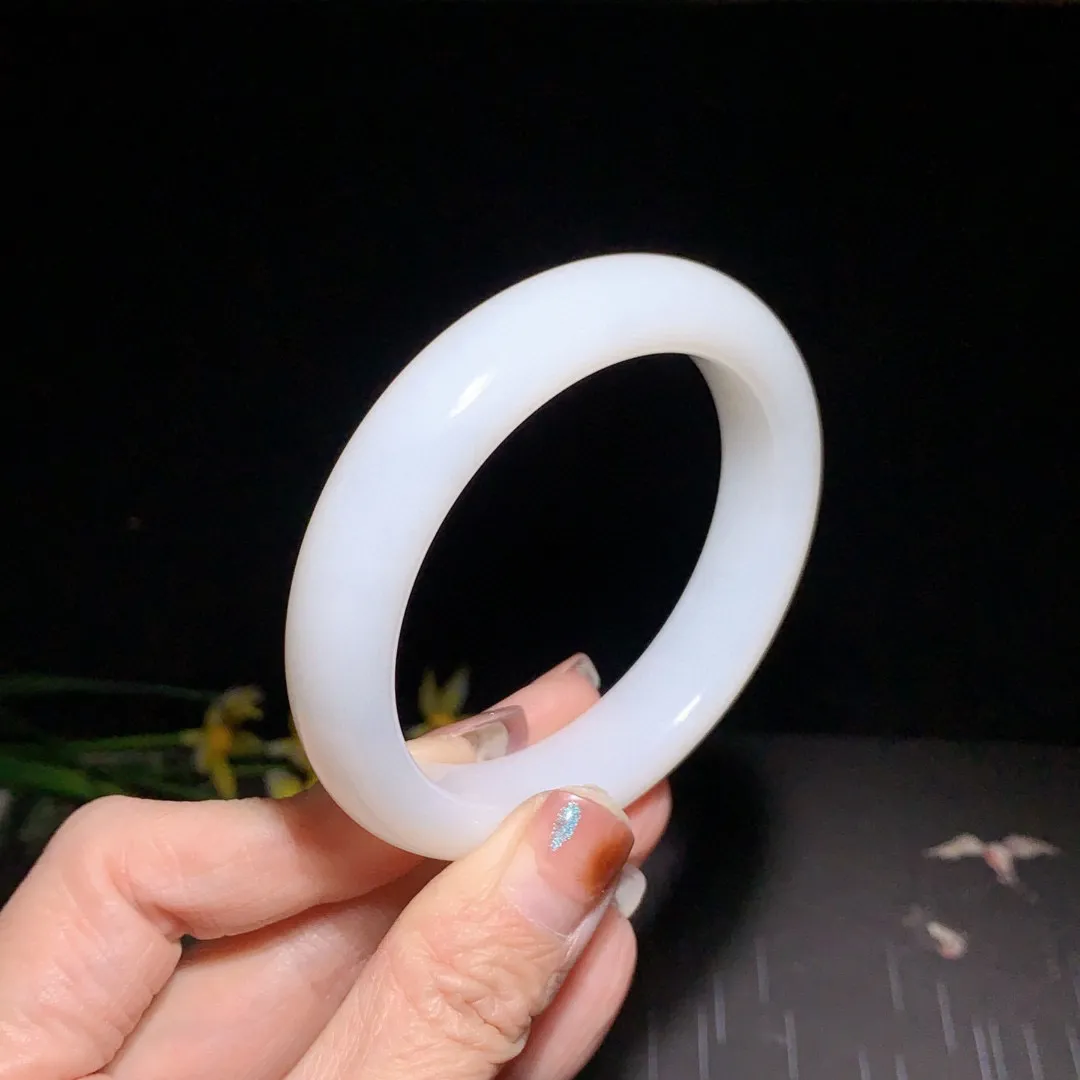 和田玉55圈口羊脂白手镯！玉质细腻油润 底色纯净 无裂无黑 脂粉好，品质好！