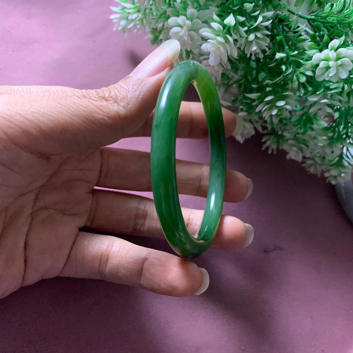 58.8圈口和田玉碧玉阳绿色宽条手镯【挽间柔情】，碧玉美人条手镯，镯型古朴典雅。在诗情画意的雨巷相遇，你是我腕间的一抹风情，有你眸有深情.清风荡漾湖间静水，我愿俯身低眉，在烟波涟漪处寻你