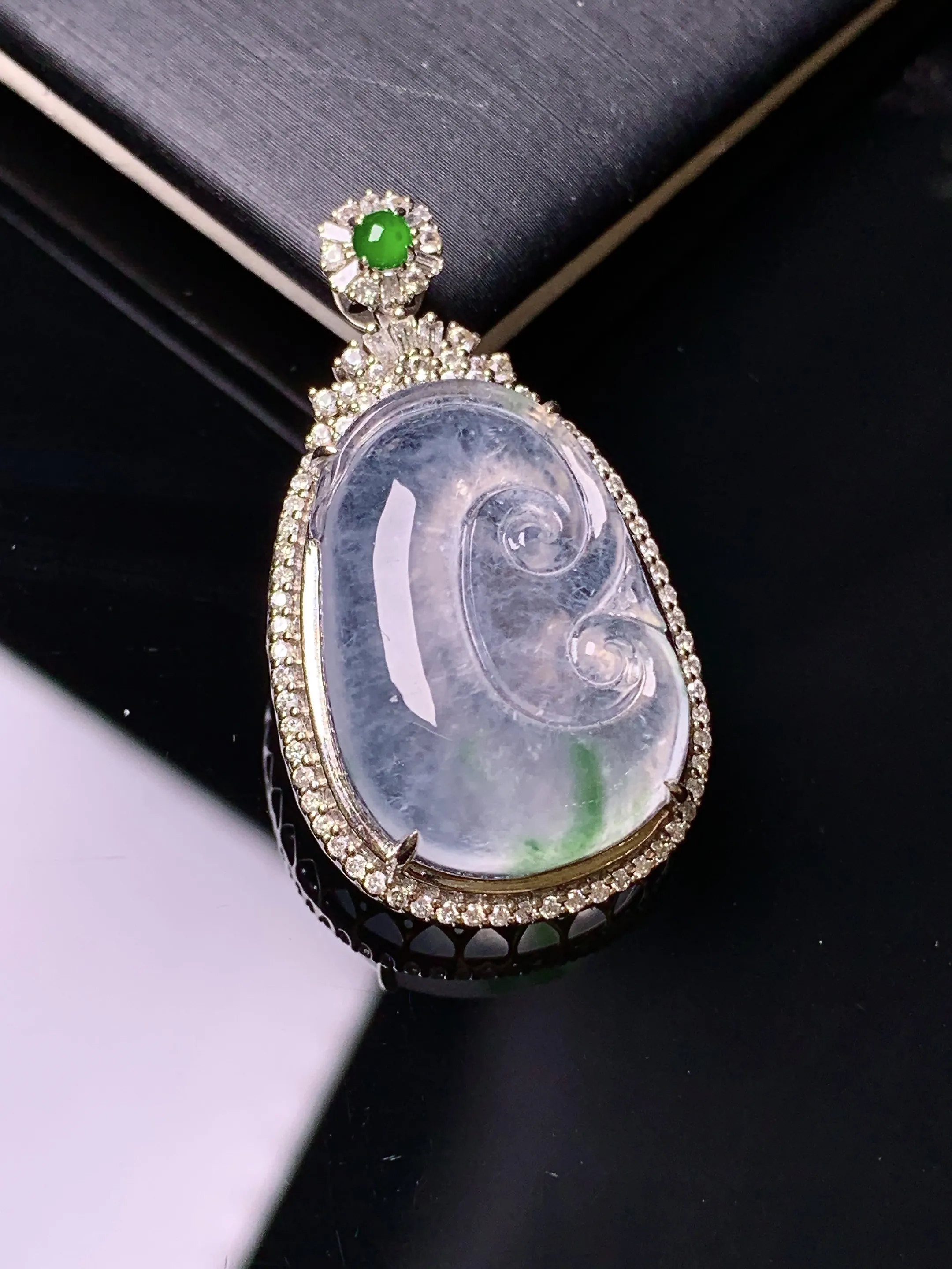 18k金钻镶嵌冰种如意吊坠 玉质细腻 水润亮眼 色泽艳丽 整体尺寸34*19*9.8