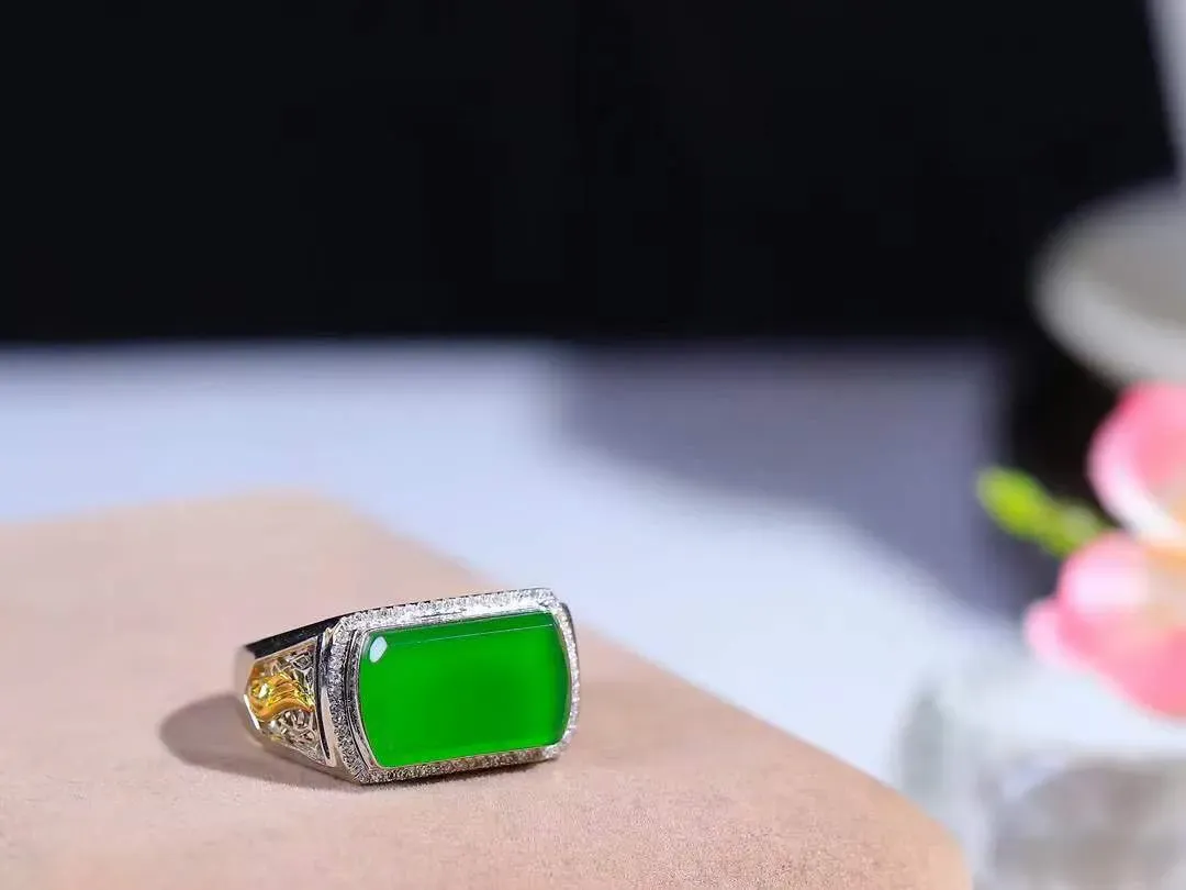 【金镶玉.戒指】

精品和田玉碧玉18k金戒指 玉质细腻温润 油性十足 ，不论时光如何流转变化，这枚