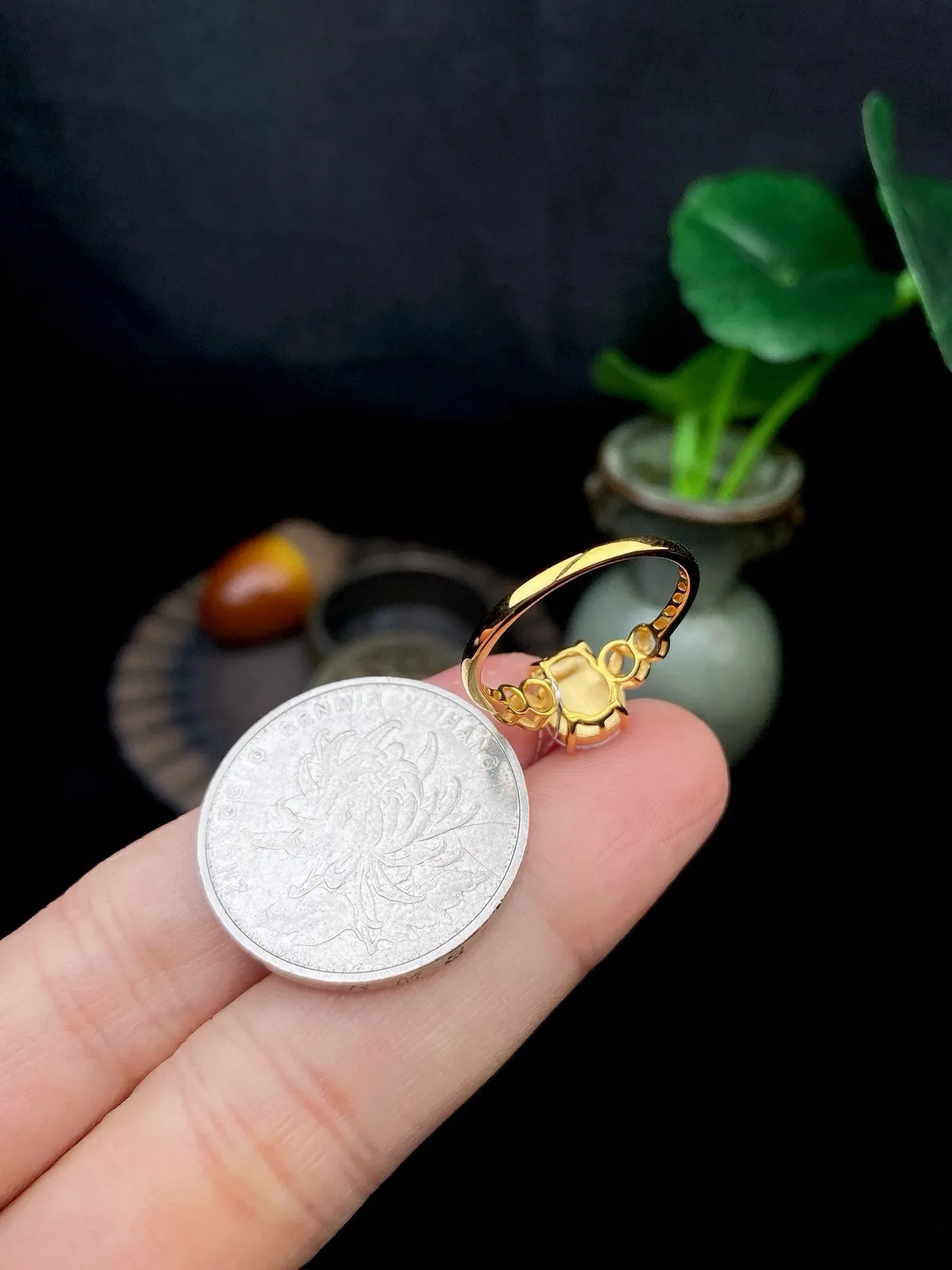 【冰种貔貅戒指】质地细腻，饱满度很好，晶莹剔透，18k金钻镶嵌，裸石尺寸8.6*6.8*3.7毫米