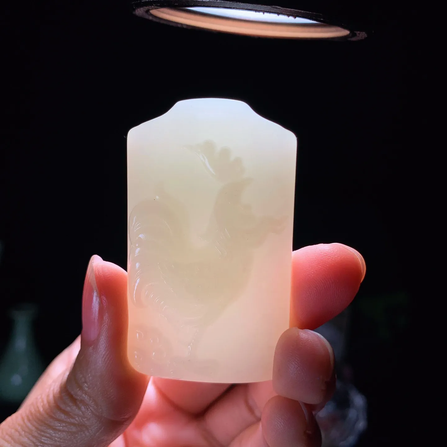 和田玉白玉官运亨通鸡牌子挂件。尺寸54/32/12重41.4克。玉质细腻油润。手推出油。佩戴高端典雅。lt251207