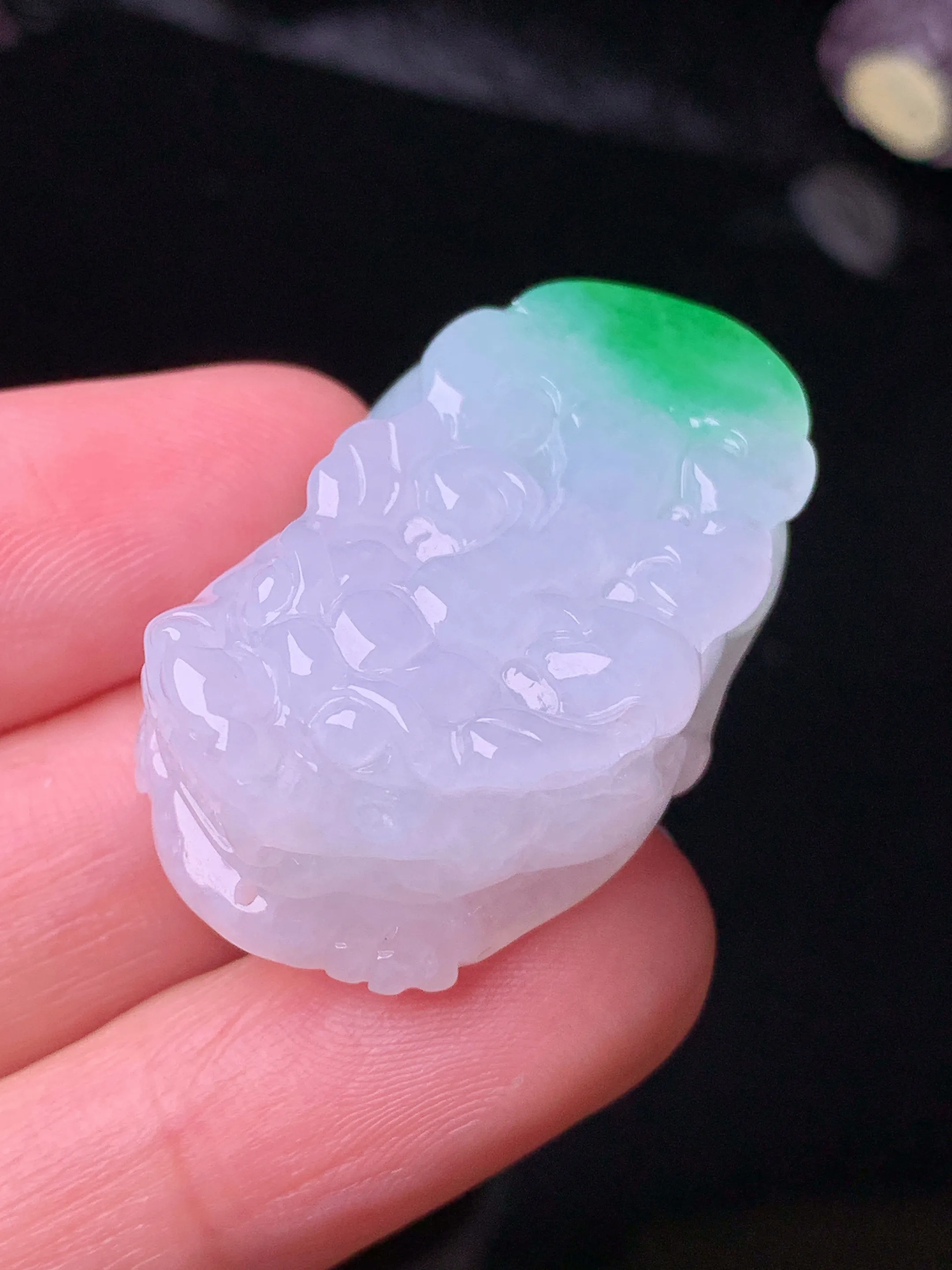 飘绿貔貅吊坠 玉质细腻 水润亮眼 色泽艳丽 整体尺寸35*22.5*10.8