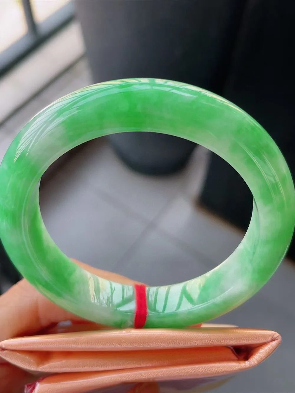 【翡翠名称】老种飘阳绿57正圈口翡翠手镯
【翡翠尺寸】57-12.8-10.6mm适合56-58正圈口佩戴  宝贝是自然光实拍哈
【翡翠描述】缅甸天然翡翠A货，种老水足，玉质细腻，色泽靓丽，性价比高，佩戴效果好！