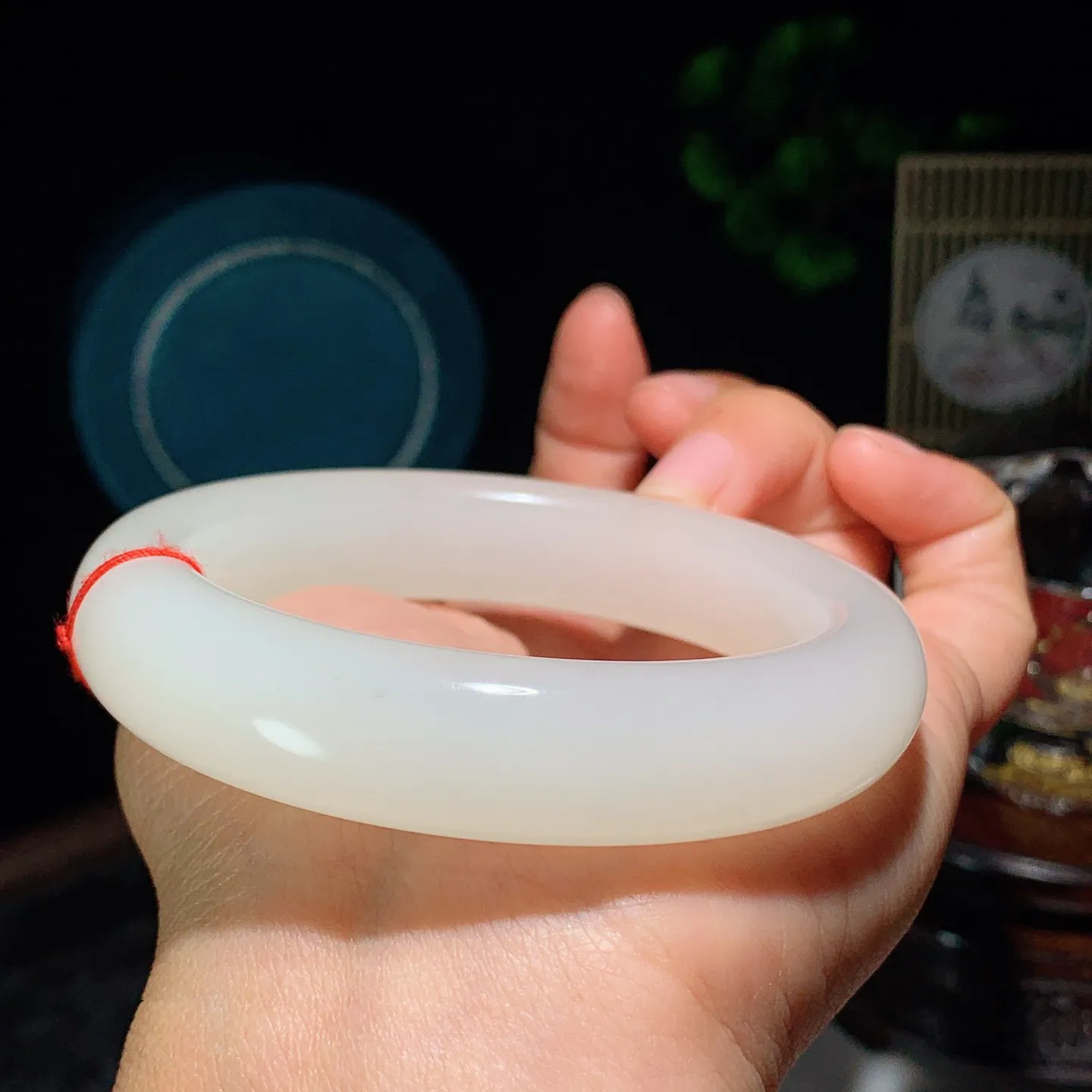 60圈口 和田玉白玉高冰羊脂白手镯。圈口60条宽15厚11重86克。玉质细腻油润。手推出油。佩戴高端典雅。lt251207