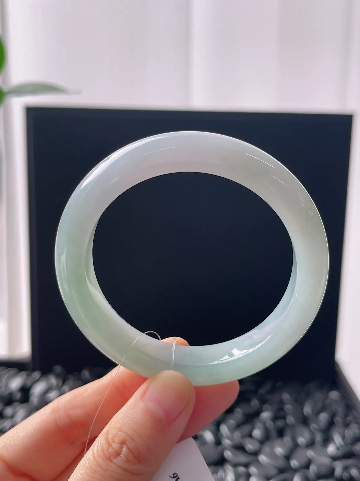 正圈53.5圈口，翡翠冰糯种浅绿色手镯