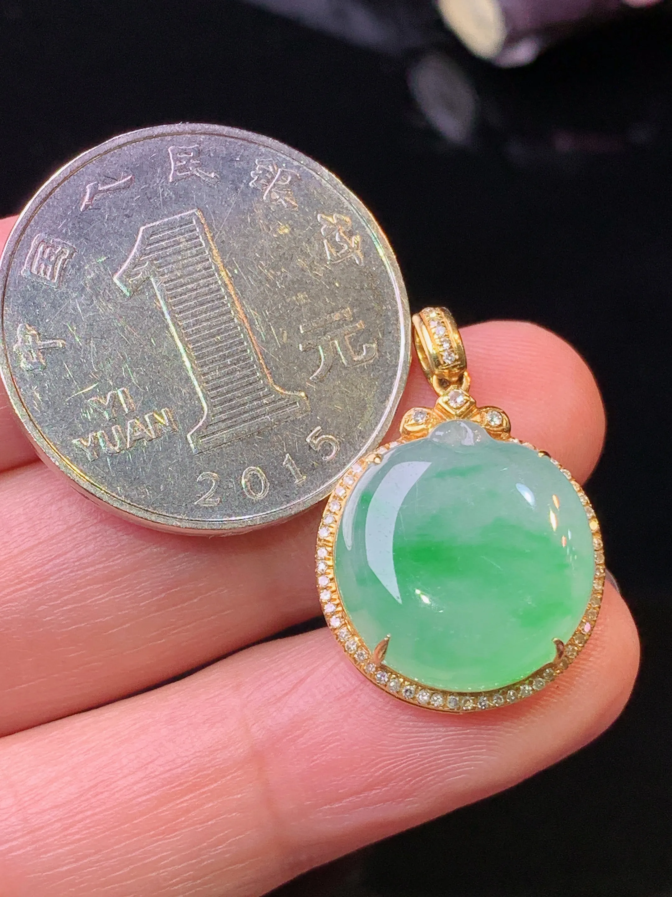 18k金钻镶嵌翠绿苹果吊坠 玉质细腻 水润亮眼 色泽艳丽 整体尺寸24.6*16.6*7