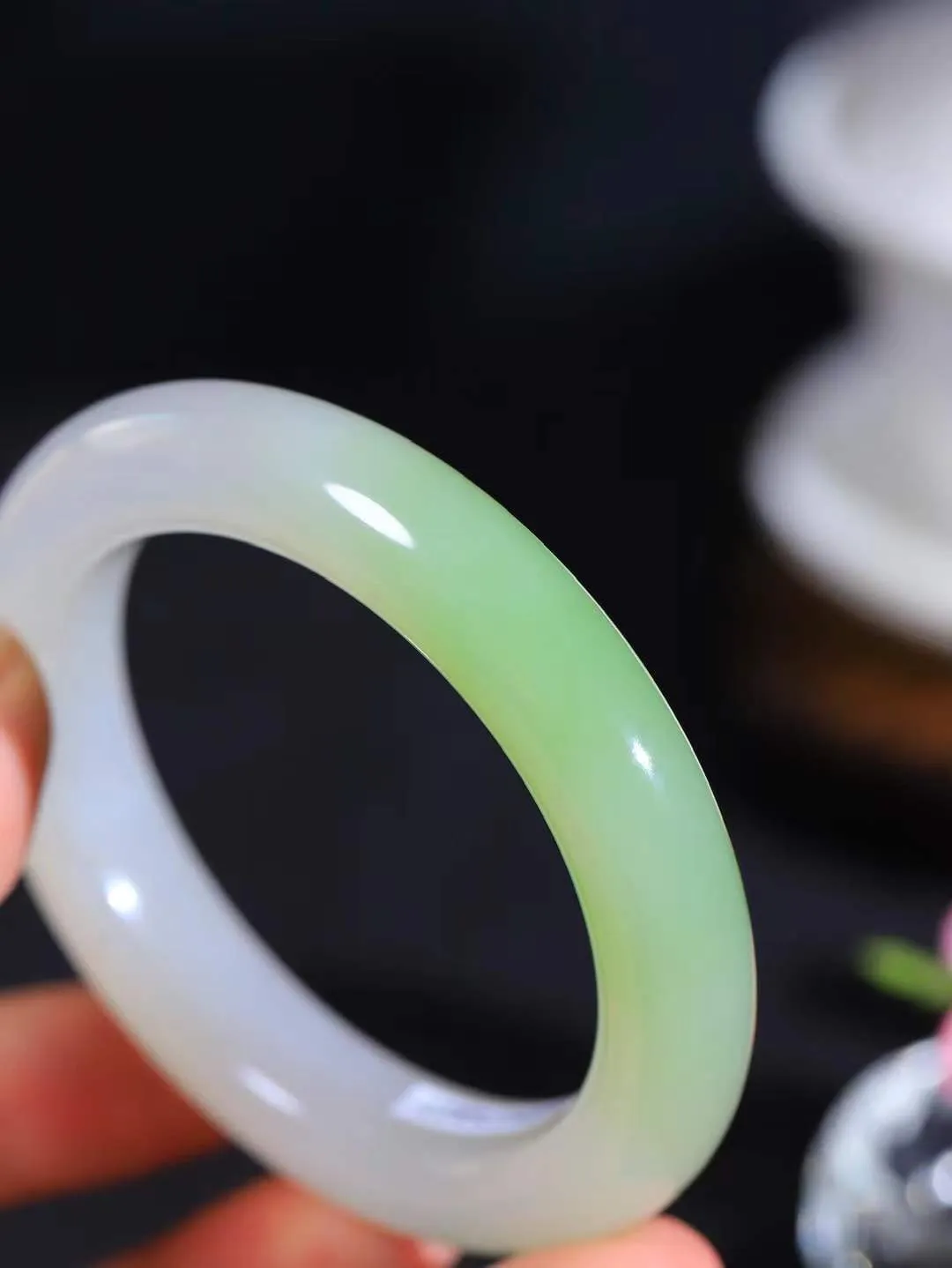 【翠色怡人.手镯】

让开让开[吃瓜]重器来了～️️
好久没见过这么白底色的翠青手镯[吃瓜]
同料所出，翠白分明，翠色青翠鲜艳，白肉干净纯正。收藏传家臻品。重61.8克  尺寸54.5-12-10.2mm  FDT-45120776