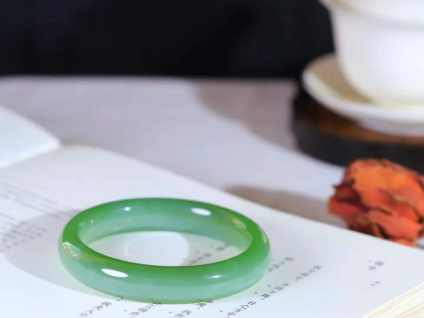 【碧色荡漾·手镯】

收藏级传家臻品和田玉碧玉猫眼手镯，玉质细腻温润，手感舒适，️线条流畅，