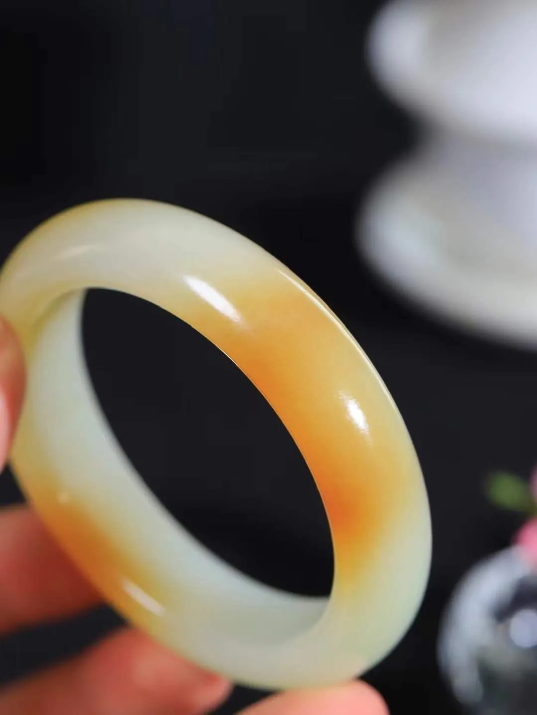 【暖玉生香·手镯】

收藏级和田玉糖白玉手镯，质地油润细腻，色泽高贵典雅，镯型古朴典雅。在诗情画意的雨巷相遇，你是我腕间的一抹风情，有你眸有深情，清风荡漾湖间静水，我愿俯身低眉，在烟波涟漪处，寻你深情倩影。内径54.5mm尺寸15-9mm重65克  69120658A