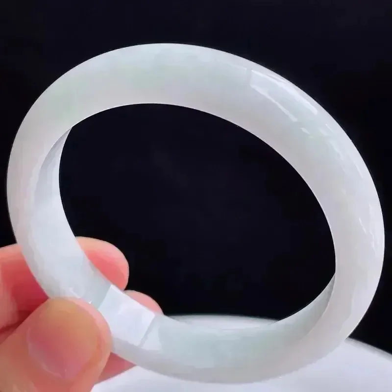 自然光拍摄天然翡翠A货好种水54mm正圈手镯 45.64克