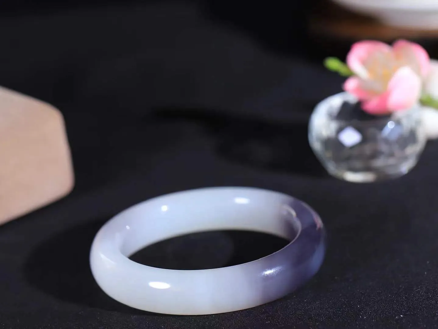 【婉约佳人.手镯】

收藏级和田玉烟紫白双色手镯 玉质温润细腻 油性十足 手感舒适，高华雅逸，线条流畅，简约大气，美自天成，素雅高贵。佩戴于腕间，婉约之美，举手投足间透出那份低调奢华。重61.4克 内径54mm尺寸13.3-9.3mm   FDT-58123731