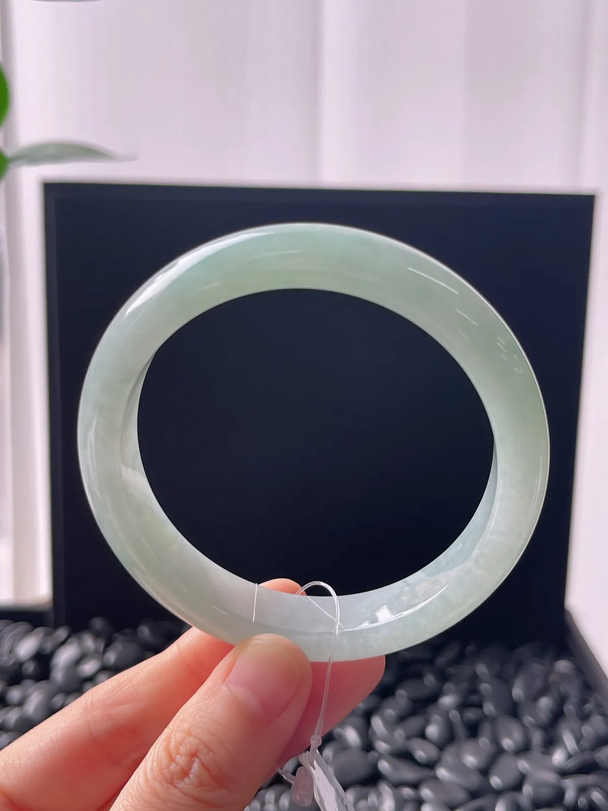 正圈57.5圈口，翡翠糯化种飘绿手镯