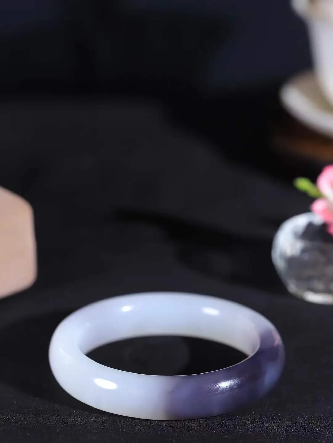 【婉约佳人.手镯】

收藏级和田玉烟紫白双色手镯 玉质温润细腻 油性十足 手感舒适，高华雅逸，线条