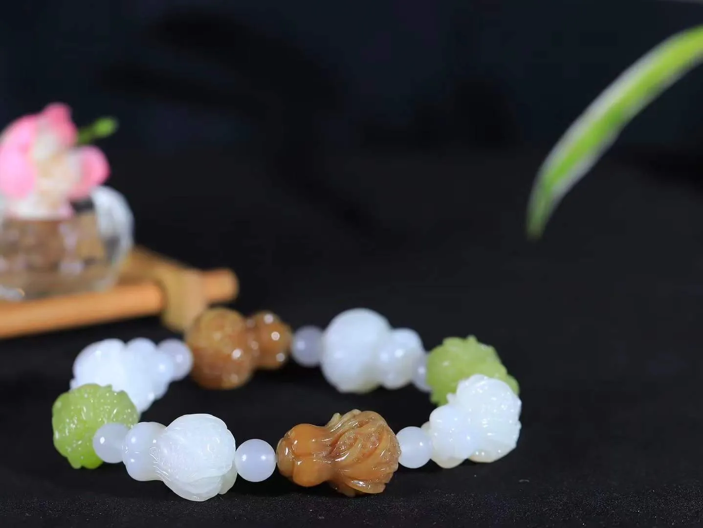 【百财聚来·手串】

精品和田玉三色白菜手串，玉质温润细腻，手感上佳，精工雕琢白菜，造型精致，根