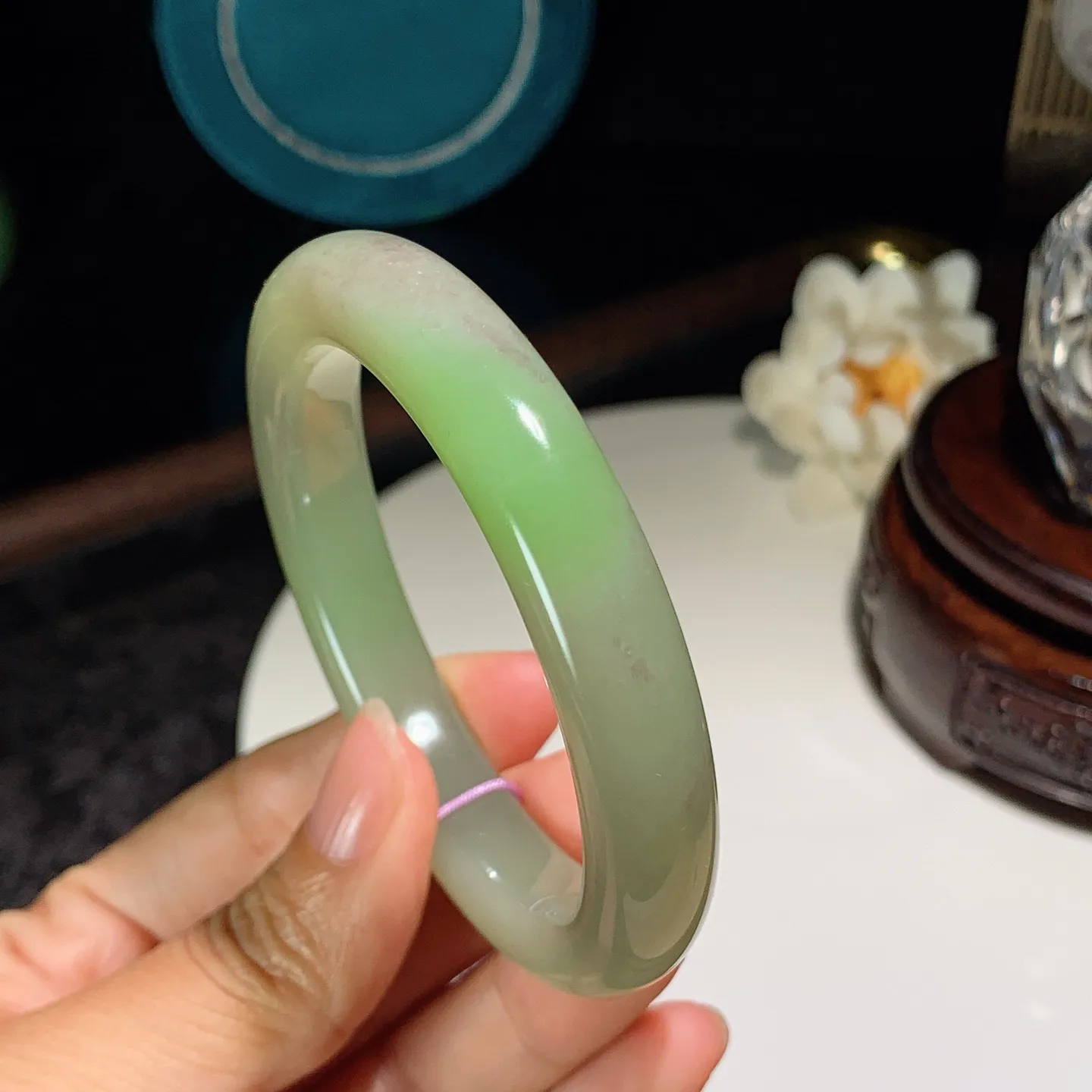 56圈口 和田玉青海翠翠青手镯。圈口56条宽12厚9重53克。玉质细腻油润。手推出油。佩戴高端典雅。lt251207