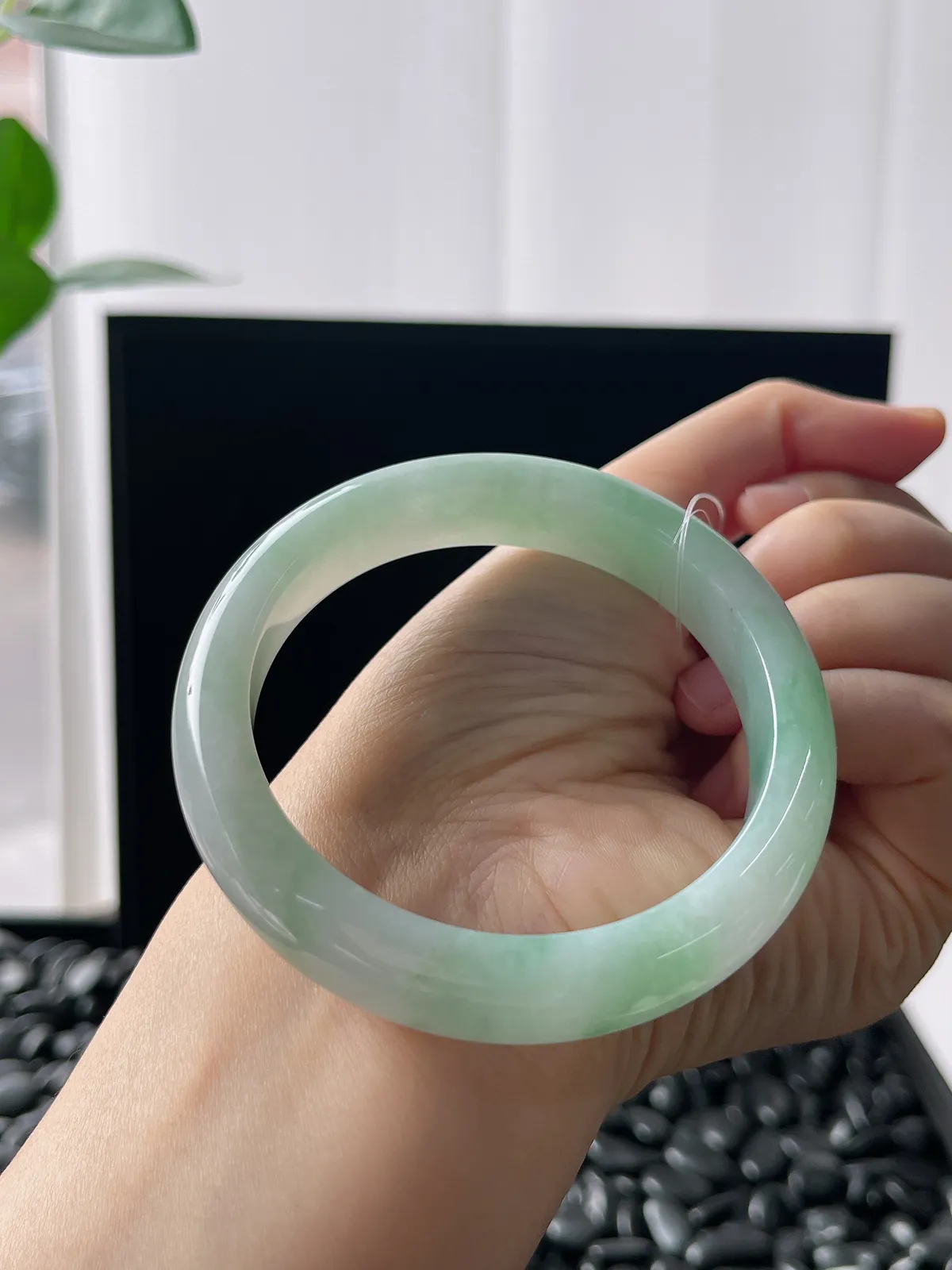 正圈55圈口，翡翠冰糯浅绿色手镯