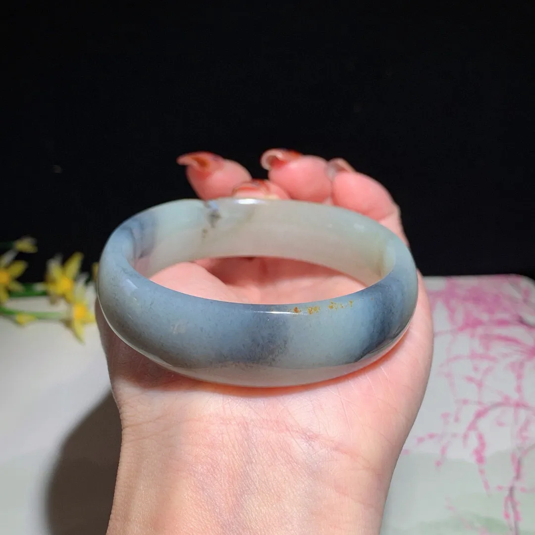 和田玉55圈口青花手镯！撒金皮，玉质细腻油润 底色纯净 无裂无黑 脂粉好，品质好！