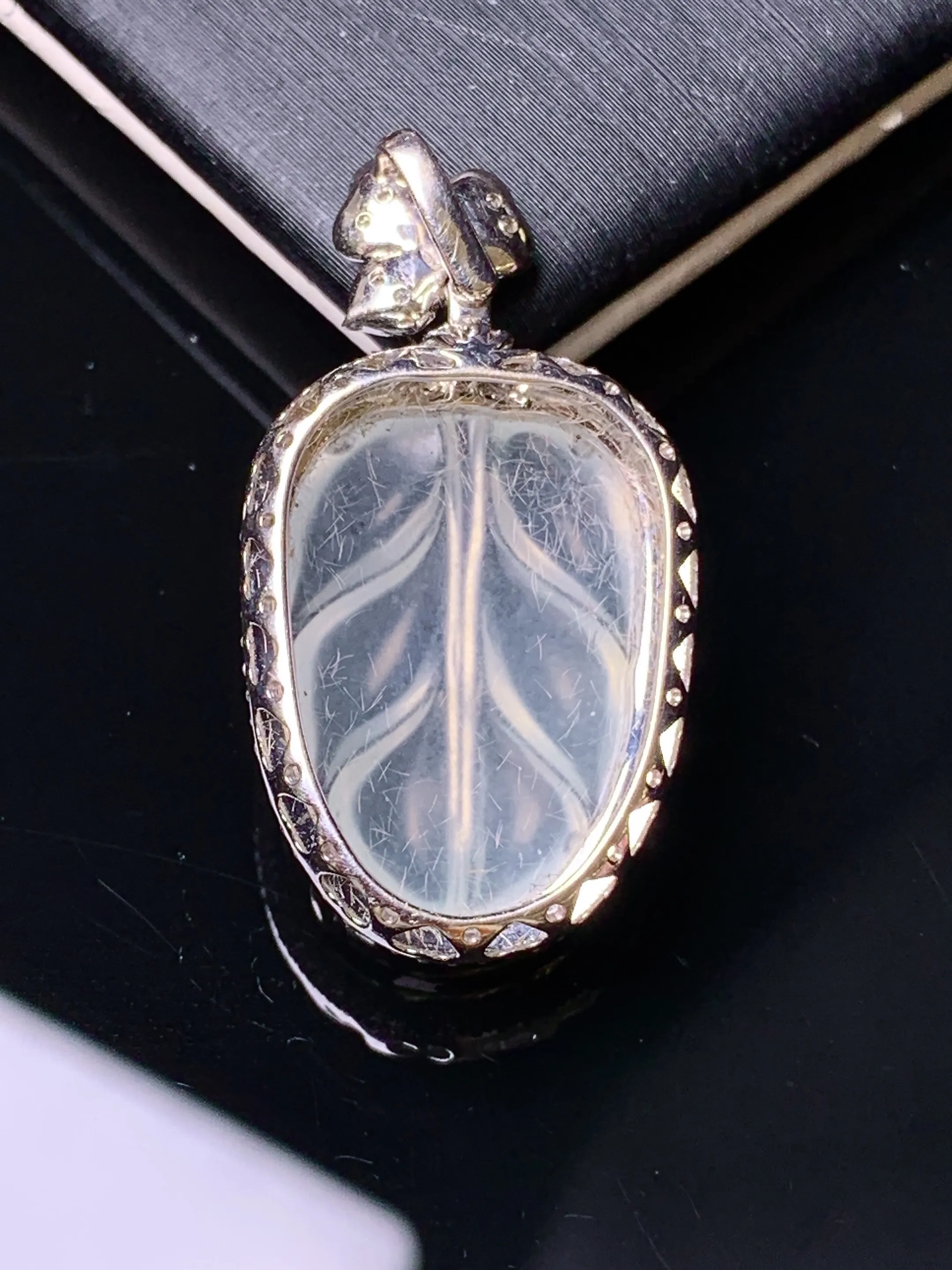 18k金钻镶嵌冰种树叶吊坠 玉质细腻 水润亮眼 色泽艳丽 整体尺寸29.6*15.7*6.8