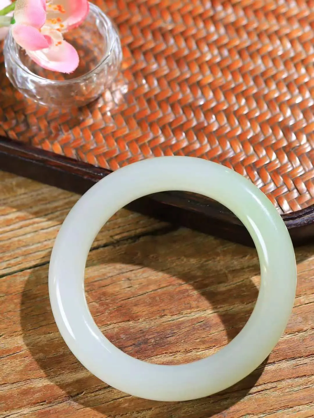 【翠色怡人.手镯】

收藏级臻品和田玉翠青手镯，精品超级美镯，玉质细腻饱满，️温润脂香，仙雾缥缈，怡静如画，意蕴十足～，戴于腕间，神秘与高贵并存，给人以出尘的风雅，优美脱俗，气质非凡。重67.2克 内径56.5mm尺寸11.5-11mm191152900A