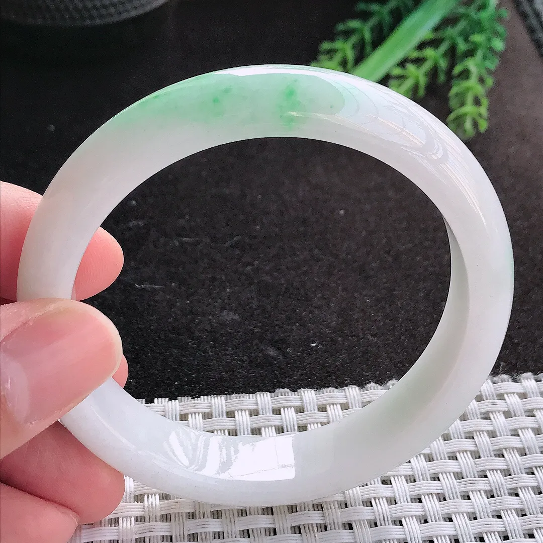 天然A货翡翠57.5/12.8/8.2老坑精美温润飘阳绿手镯宽边玉镯