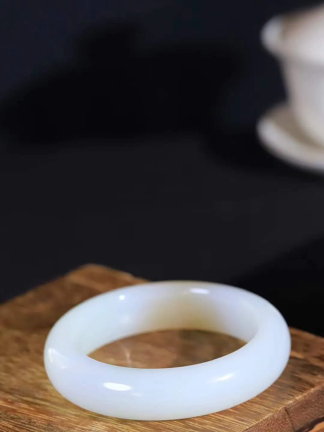 【暖玉生香·手镯】

收藏级和田玉糖白玉手镯，质地油润细腻，色泽高贵典雅，镯型古朴典雅。在诗情画意的雨巷相遇，你是我腕间的一抹风情，有你眸有深情，清风荡漾湖间静水，我愿俯身低眉，在烟波涟漪处，寻你深情倩影。内径54.5mm尺寸15-9.6mm重70.4克fDL-181172900