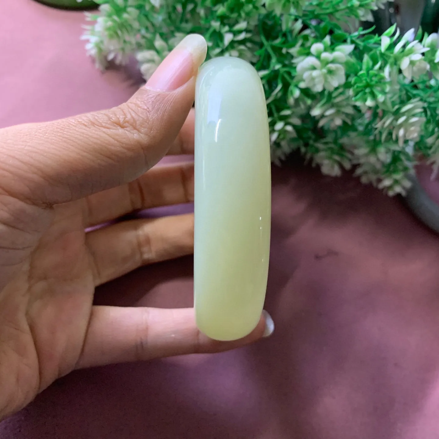 62.6圈口和田玉黄口料手镯【挽间柔情】，碧玉美人条手镯，镯型古朴典雅。在诗情画意的雨巷相遇，你是我