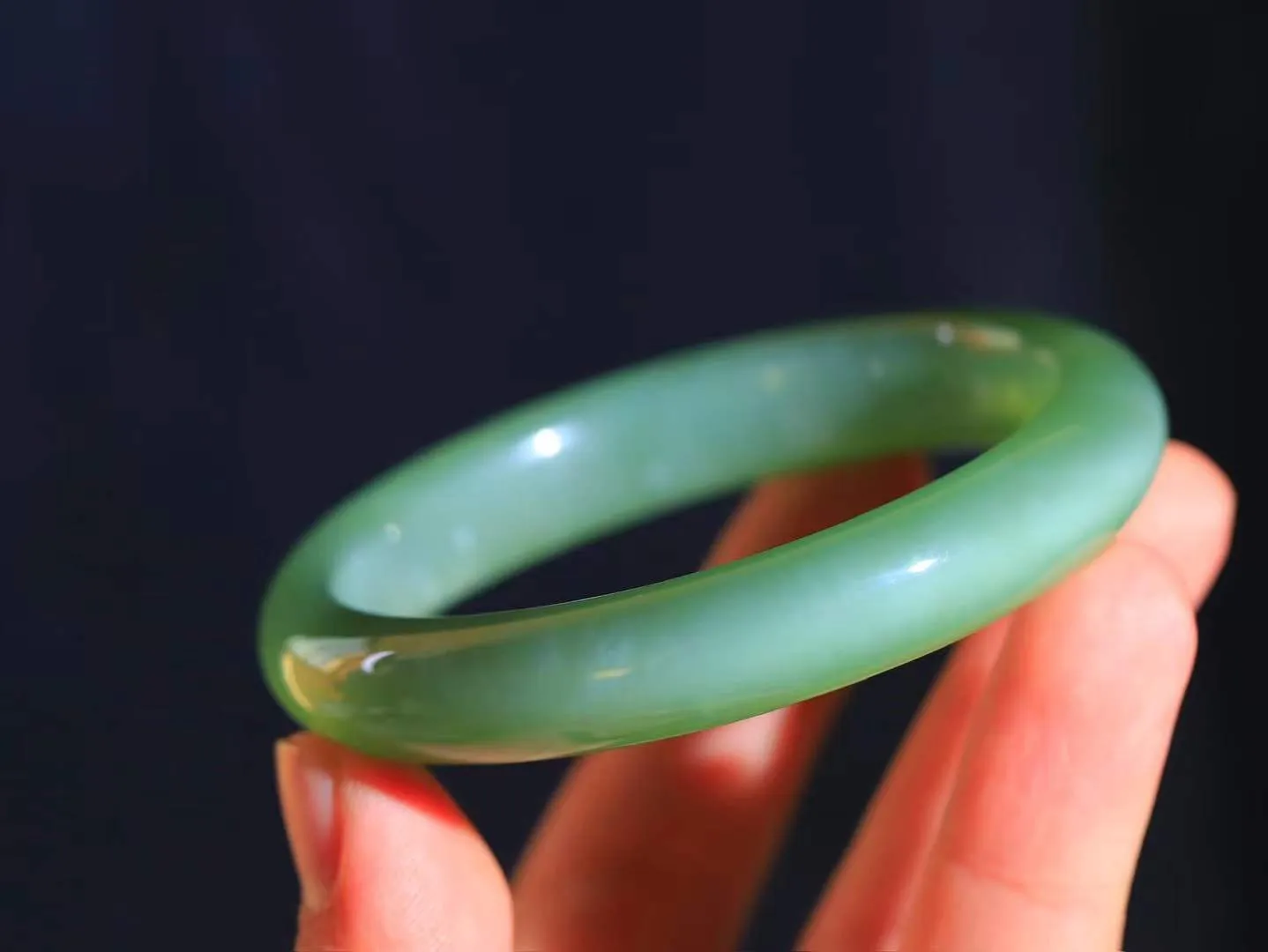 【碧波流转·手镯】

收藏传家级臻品️和田玉碧玉猫眼手镯，玉质细腻温润，手感舒适，️线条流畅，简约大气，美自天成，佩戴于腕间，婉约之美，举手投足间透出那份低调奢华，醉人心扉。
重55克 内径圈口60.5mm尺寸12-8.8mm  FDA-13120608