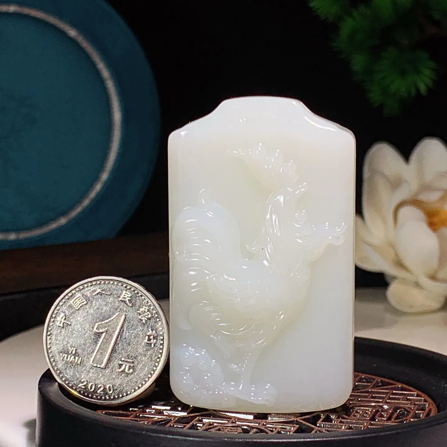 和田玉白玉官运亨通鸡牌子挂件。尺寸54/32/12重41.4克。玉质细腻油润。手推出油。佩戴高端典雅。lt251207