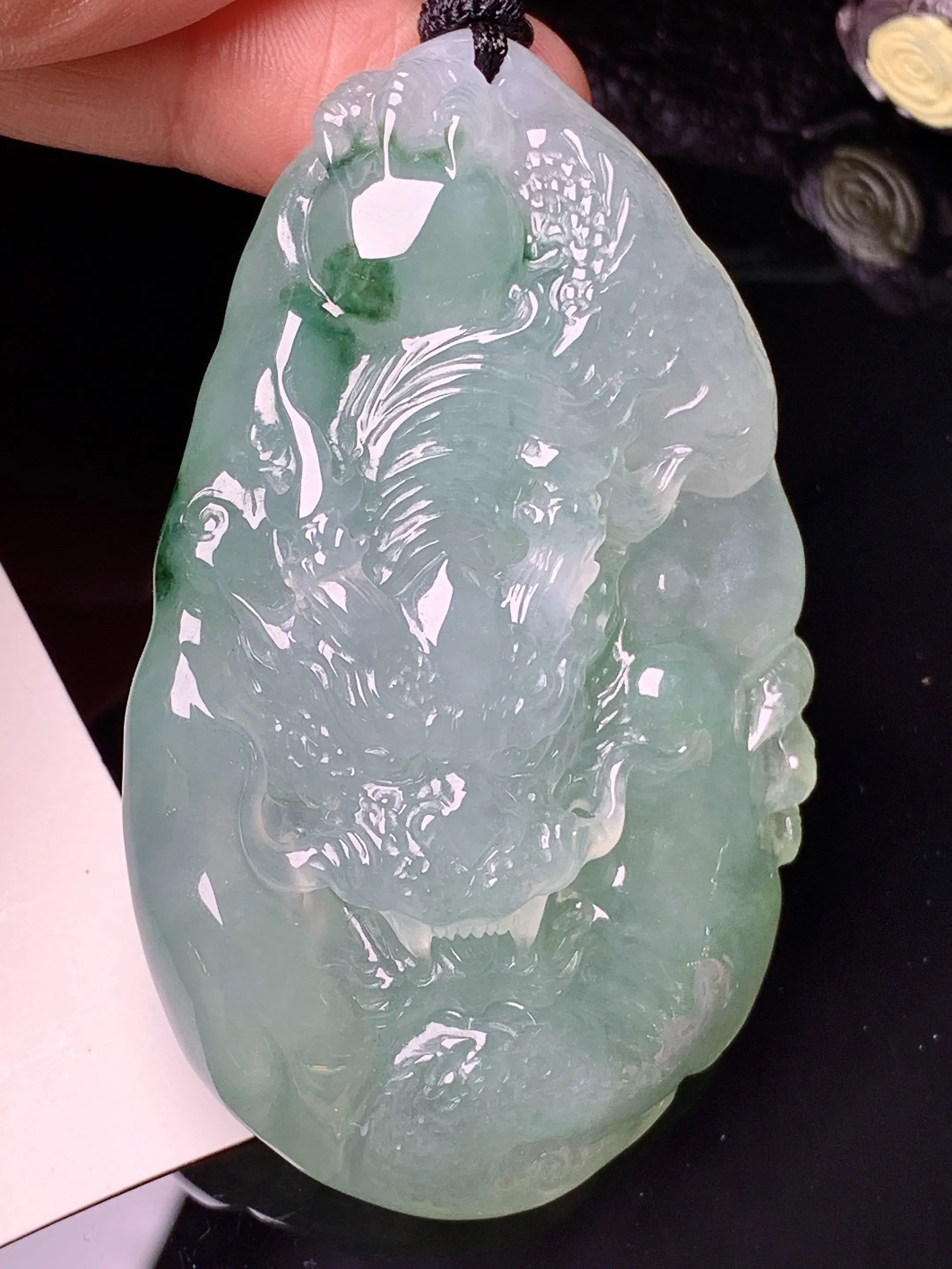 飘绿龙牌吊坠 玉质细腻 水润亮眼 色泽艳丽 整体尺寸65.3*40.5*13