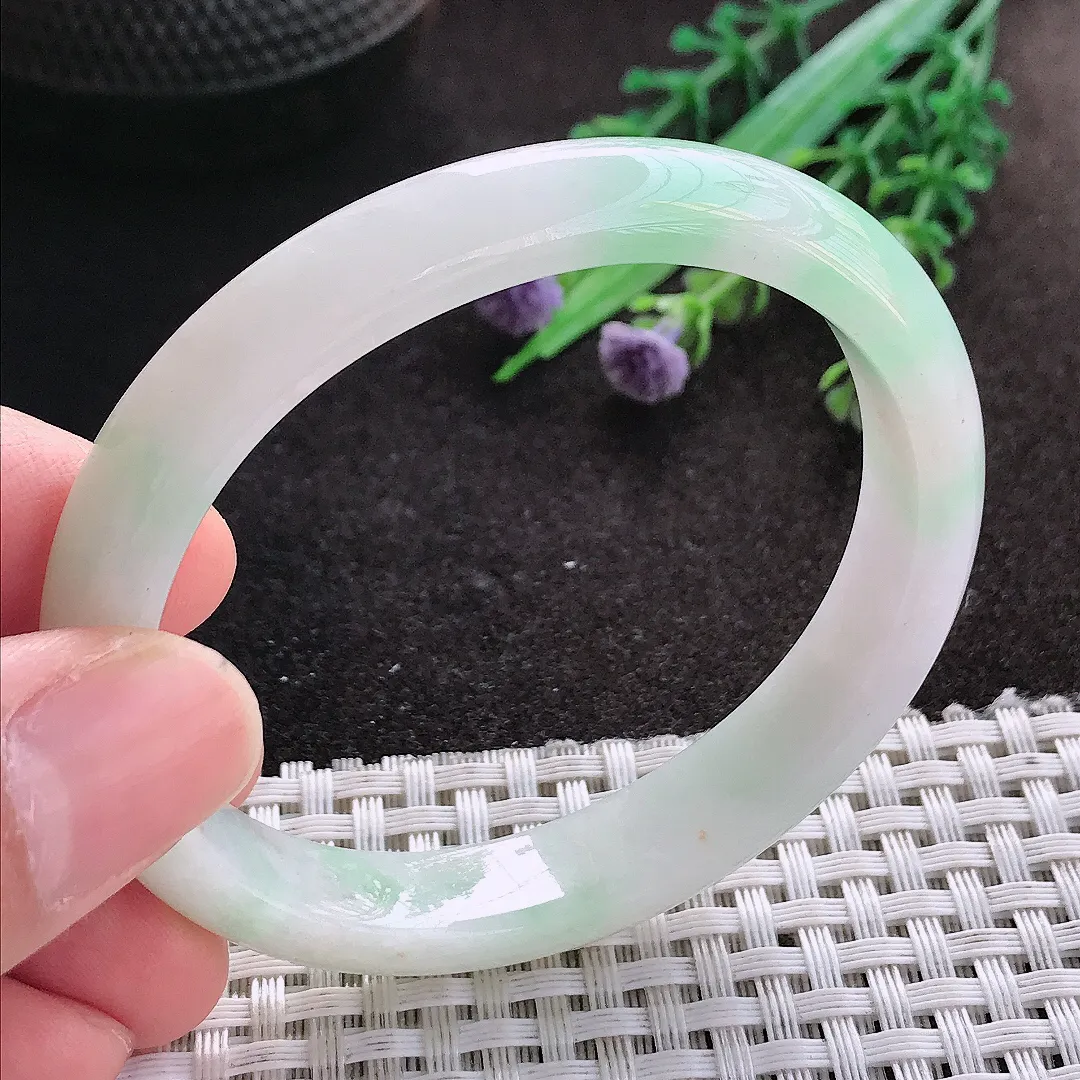 天然A货翡翠54/47.5/10.7/7老坑秀气冰润飘绿贵妃手镯玉镯