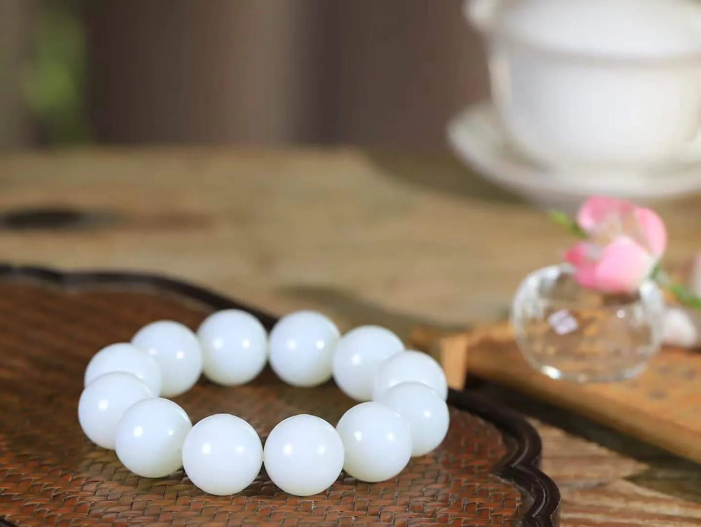 【珠圆玉润.手串】

精品️和田玉白玉珠圆玉润手串 玉质温润细腻  整串打磨圆润，佩戴舒适。珠珠落