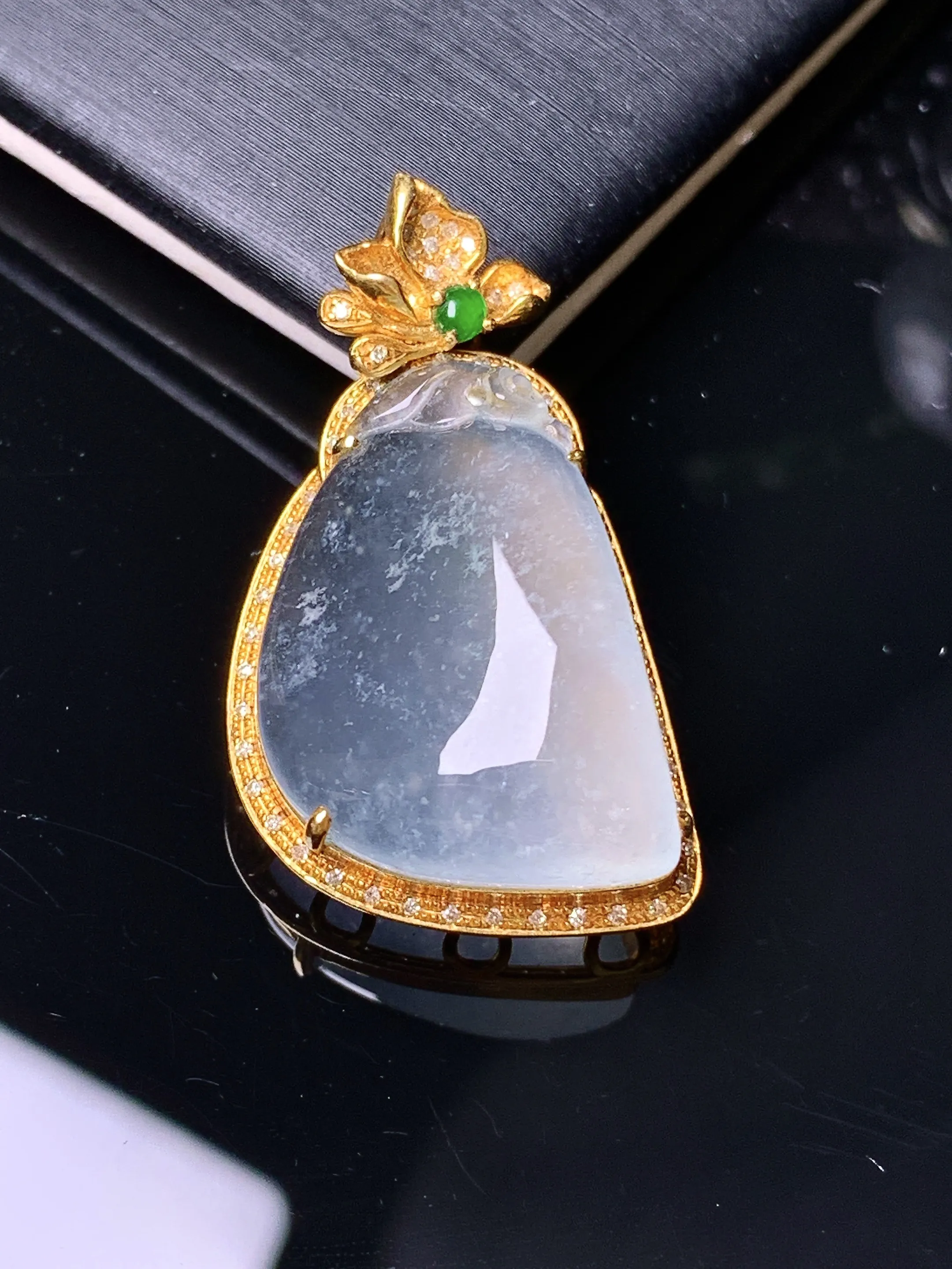 18k金钻镶嵌冰种福瓜吊坠 玉质细腻 水润亮眼 色泽艳丽 整体尺寸22.5*15.2*6