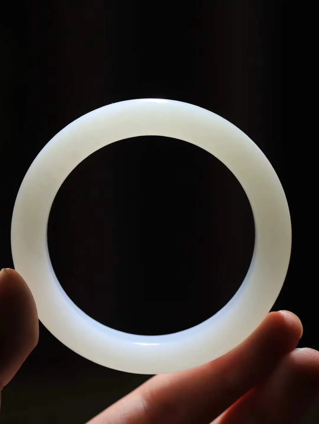 【婉约佳人.手镯】

精品和田玉白玉手镯 玉质温润细腻 油性十足 手感舒适，高华雅逸，线条流畅，简约大气，美自天成，素雅高贵。佩戴于腕间，婉约之美，举手投足间透出那份低调奢华。重61.3克 内径56.5mm  尺寸12.6-9.8mm   FDL-11120733