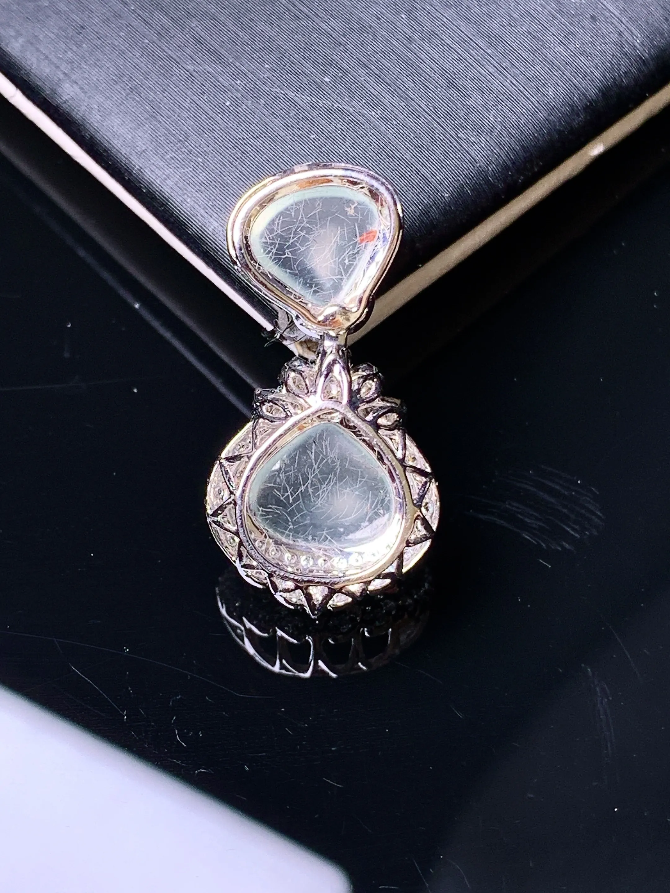 18k金钻镶嵌冰种心形吊坠 玉质细腻 水润亮眼 色泽艳丽 整体尺寸24*12.3*8.3