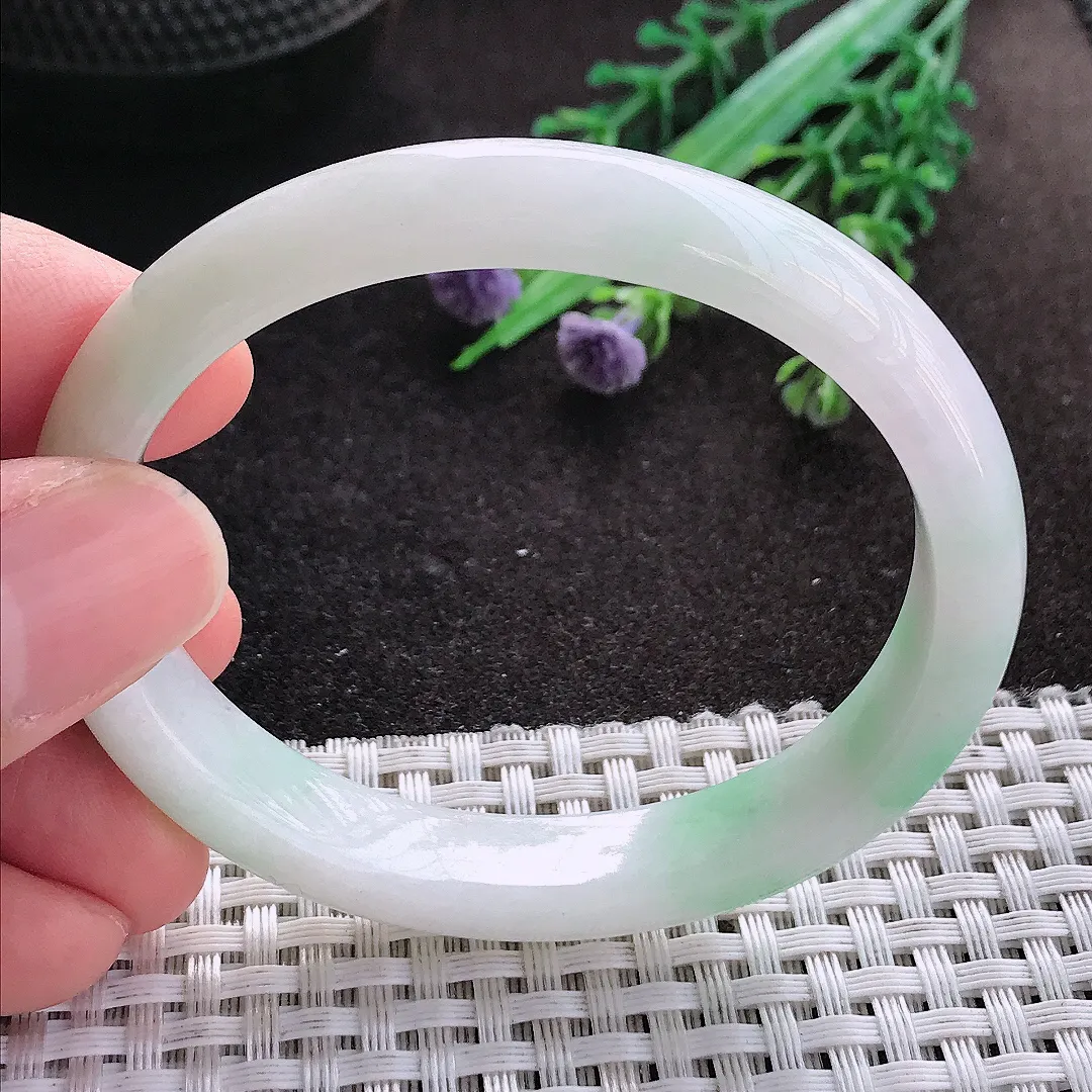 天然A货翡翠54/47.5/10.7/7老坑秀气冰润飘绿贵妃手镯玉镯