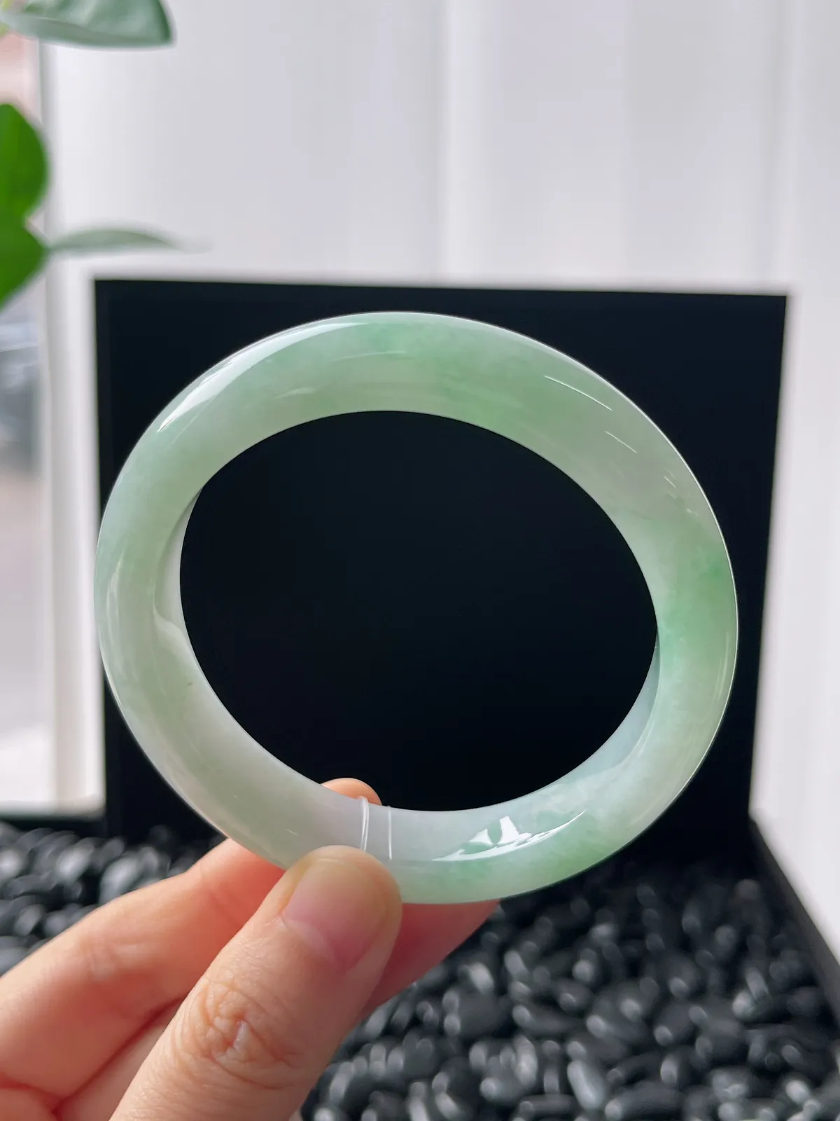 正圈55圈口，翡翠冰糯浅绿色手镯