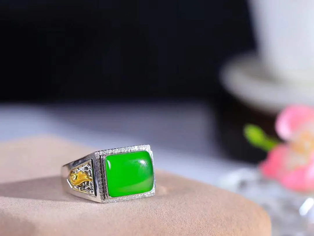 【金镶玉.戒指】

精品和田玉碧玉18k金戒指 玉质细腻温润 油性十足 ，不论时光如何流转变化，这枚