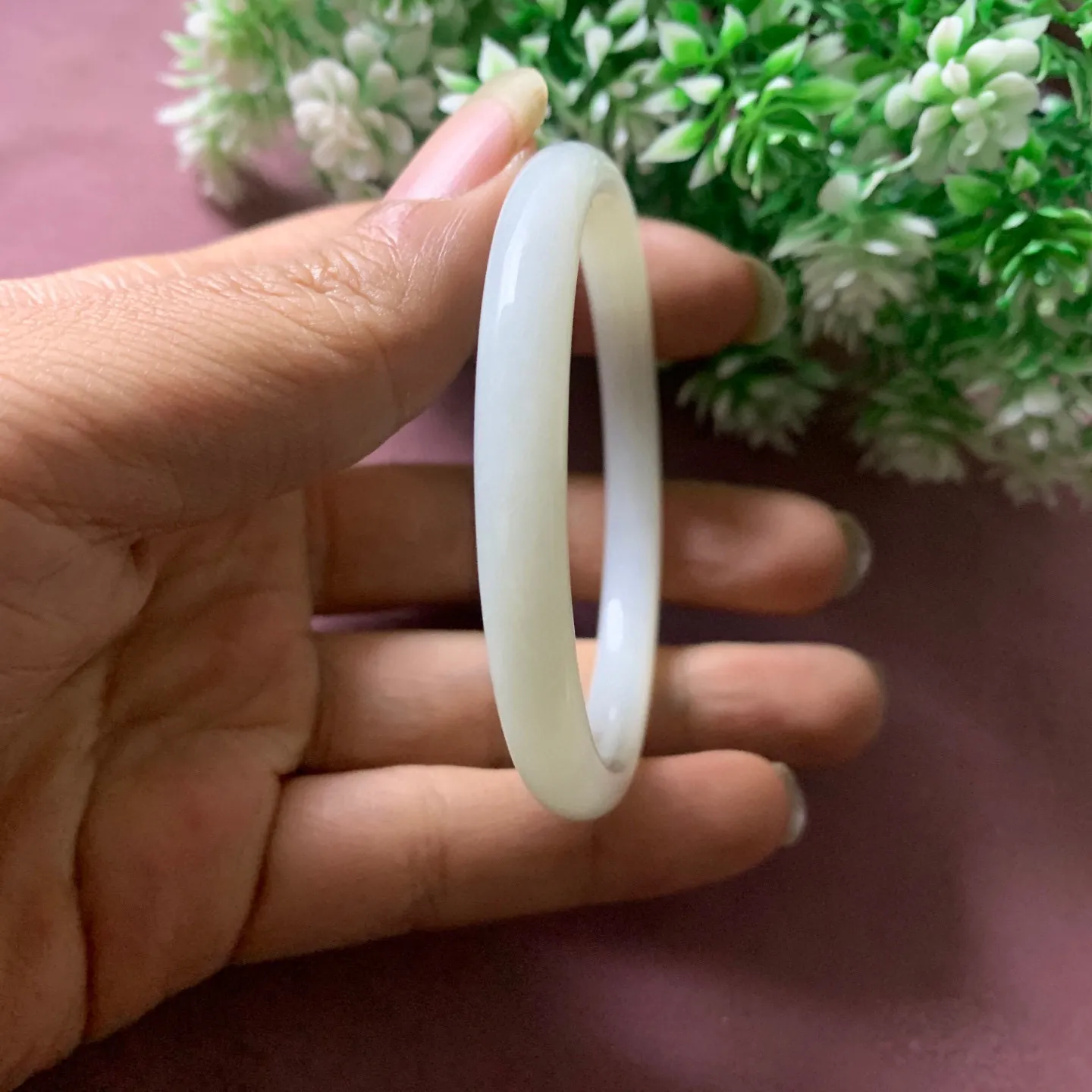 和田玉54圈口羊脂白手镯，玉质细腻油润 底色纯净脂粉好，品质好。