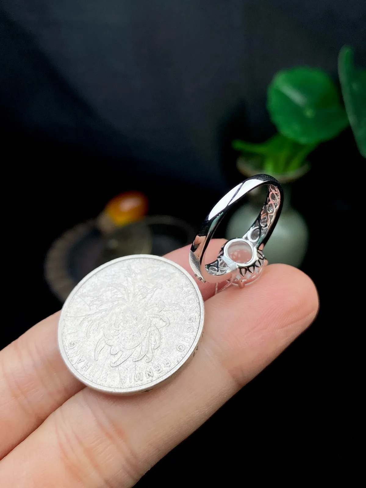 【冰种蛋面戒指】饱满度很好，无纹无裂，晶莹剔透，18k金钻镶嵌，裸石尺寸8.3*4.3毫米