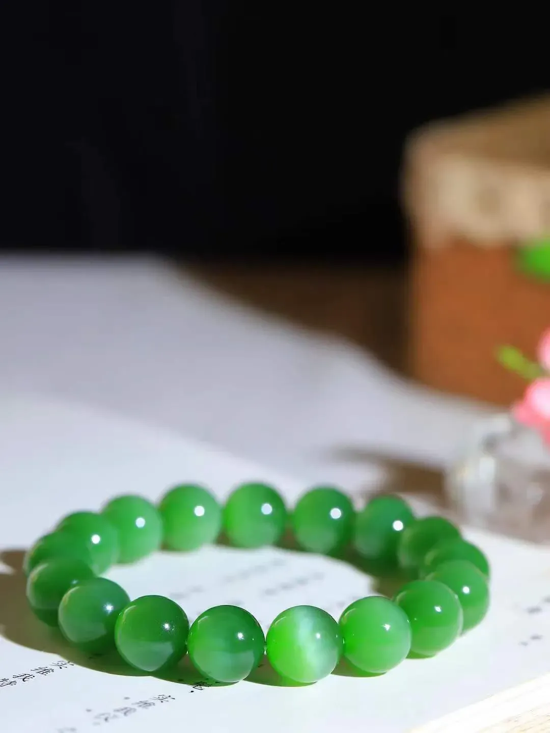 【珠圆玉润.手串】

收藏级臻品️和田玉碧玉猫眼珠圆玉润手串 玉质温润细腻  整串打磨圆润，佩戴舒