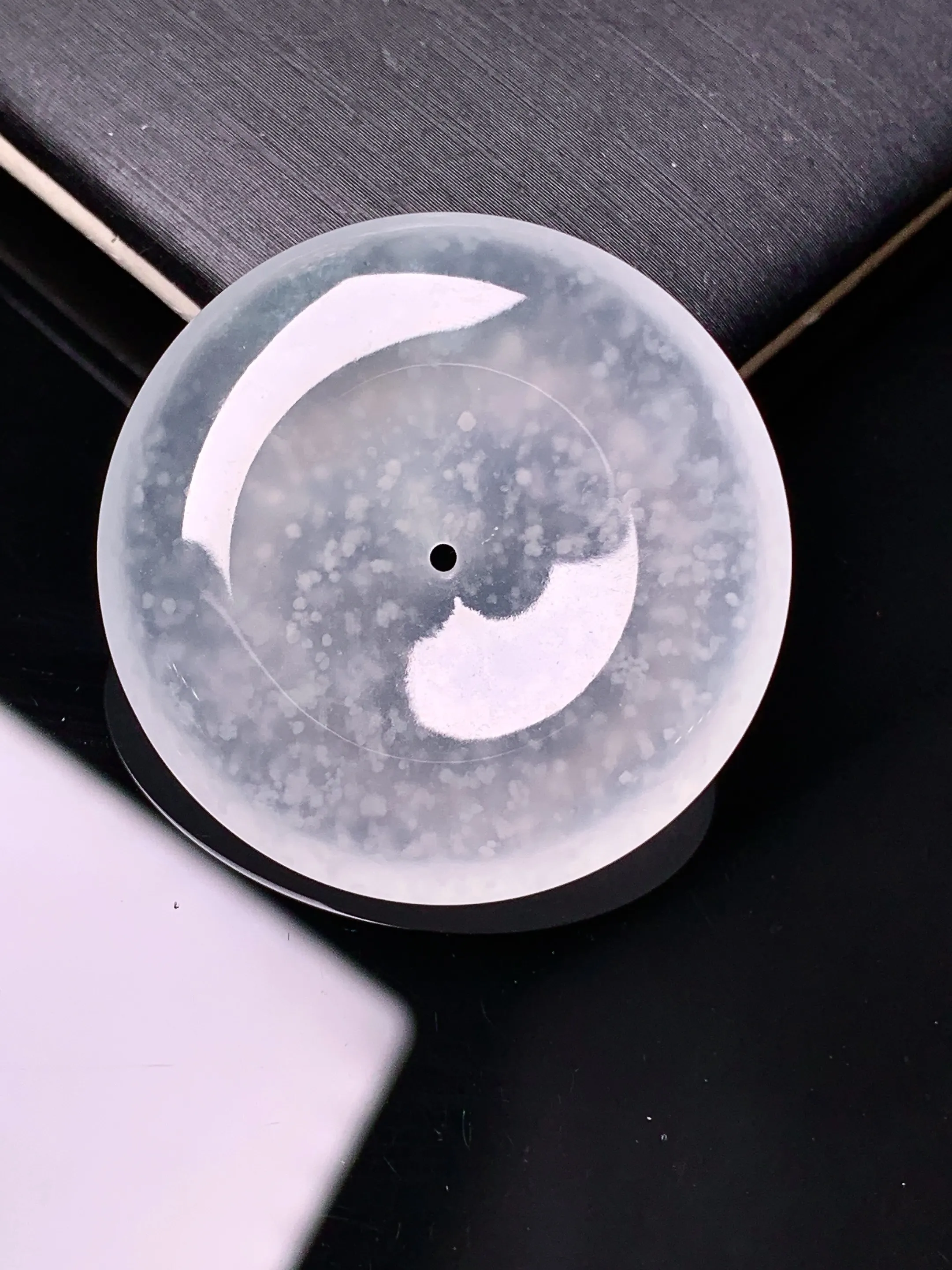 冰种木那料雪花棉平安扣吊坠 玉质细腻 水润亮眼 色泽艳丽 整体尺寸30.3*5.8