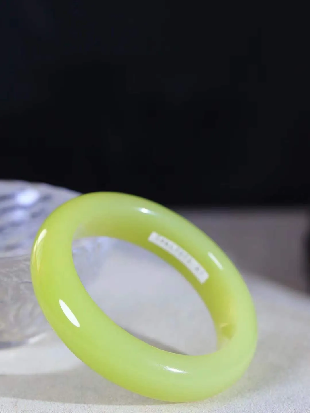 （一见倾心.手镯）

典藏级臻品️和田玉黄口手镯，玉质温润细腻 油性十足 手感舒适，高华雅逸，线条流畅，简约大气，美自天成，素雅高贵。佩戴于腕间，婉约之美，举手投足间透出那低调奢华。重71克 尺寸53.5-15-10mm16126730T