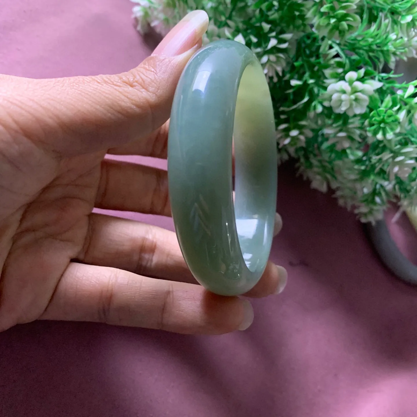 60圈口和田玉且末蓝手镯【挽间柔情】，镯型古朴典雅。在诗情画意的雨巷相遇，你是我腕间的一抹风情，有你眸有深情.清风荡漾湖间静水，我愿俯身低眉，在烟波涟漪处寻你