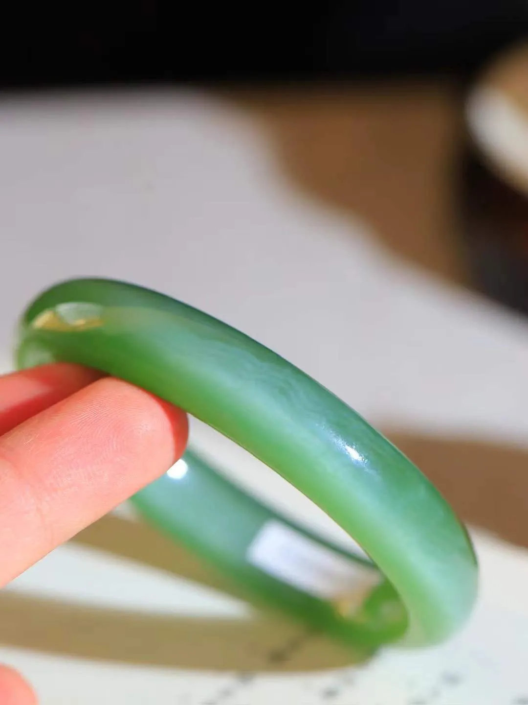 【碧色荡漾·手镯】

收藏级传家臻品和田玉碧玉猫眼手镯，玉质细腻温润，手感舒适，️线条流畅，简约大气，美自天成，佩戴于腕间，婉约之美，举手投足间透出那份低调奢华，醉人心扉。重56.8克  内径圈口58mm  尺寸13-8.7mm  FDA-66120633