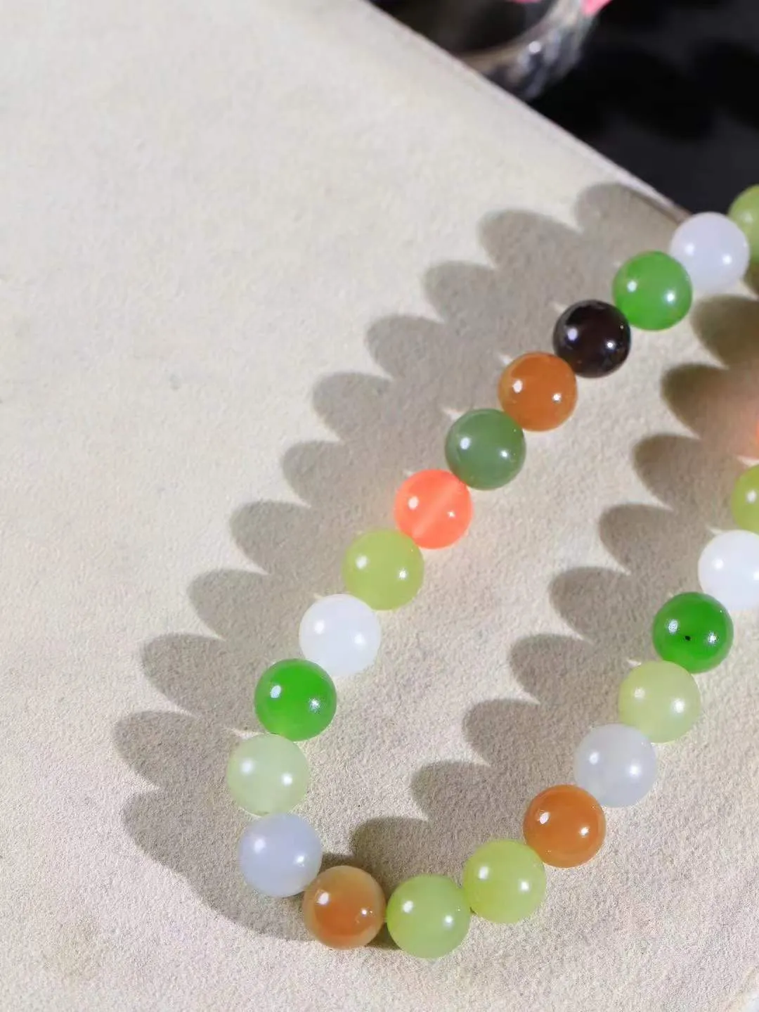 【珠圆玉润.项链】

精品和田玉多宝珠圆玉润项链 玉质温润细腻  整串打磨圆润，佩戴舒适。珠珠落玉盘，间关莺语花底滑，一生美好时光，无论身在何处，都有它相伴相守。事事顺遂，幸福美满，吉祥如意。重73克 尺寸取一10mm  791102978A