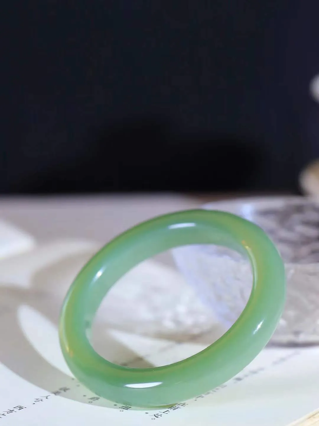 【悠悠芳华.镯】

收藏传家级臻品和田玉碧玉微猫眼手镯 玉质温润 青葱岁月，尽收腕中，婉转流畅，凝岁月悠长。盈一眸恬淡，挽一抹绿意。重60.8克 内径56mm尺寸11.9-9.7mm   86120655A